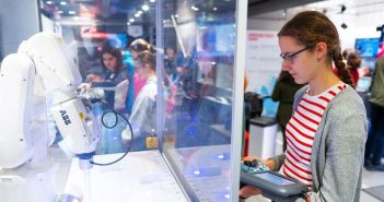 Mitmach-Ausstellung zeigt Schülern vielfältige Berufsmöglichkeiten in der (Foto: DISCOVER INDUSTRY des Programms COACHING4FUTURE)