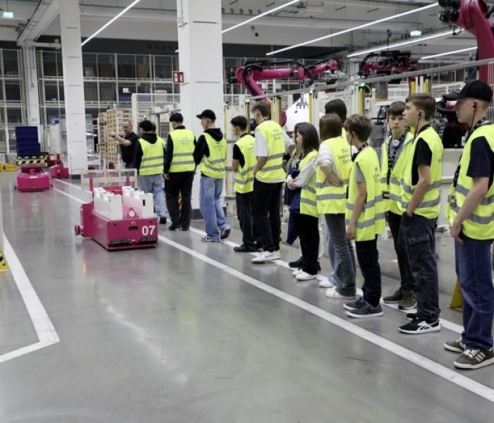 Die Besichtigung der Smart Factory von Rittal in Haiger (Foto: Friedhelm Loh Group)