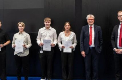 Azubis präsentieren Energiesparwoche-Konzepte und gewinnen dreitägige Reise zum (Foto: Friedhelm Loh Group)