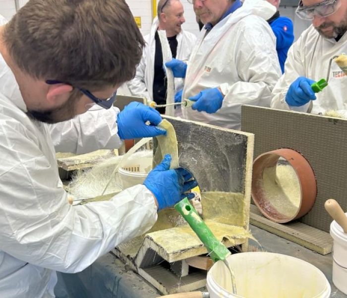 Auch praktische Einheiten geh&ouml;ren zur Lehrgangsreihe. (Foto: MC-Bauchemie, Bottrop)