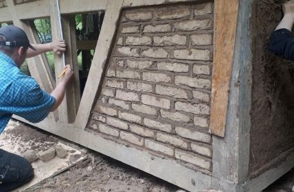 Voll ausgebuchte Lehmbau-Fortbildung in Glücksburg ermöglicht jetzt internationale (Foto: artefact gGmbH)